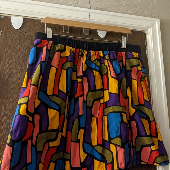 Reversible pattern to plain black knee length skirt - Picture 1 of 2
